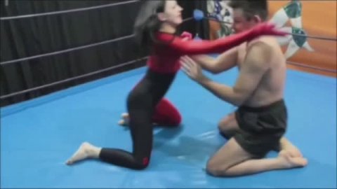 Спортсменка из бразильского джиу-джитсу уничтожает мужика в партере