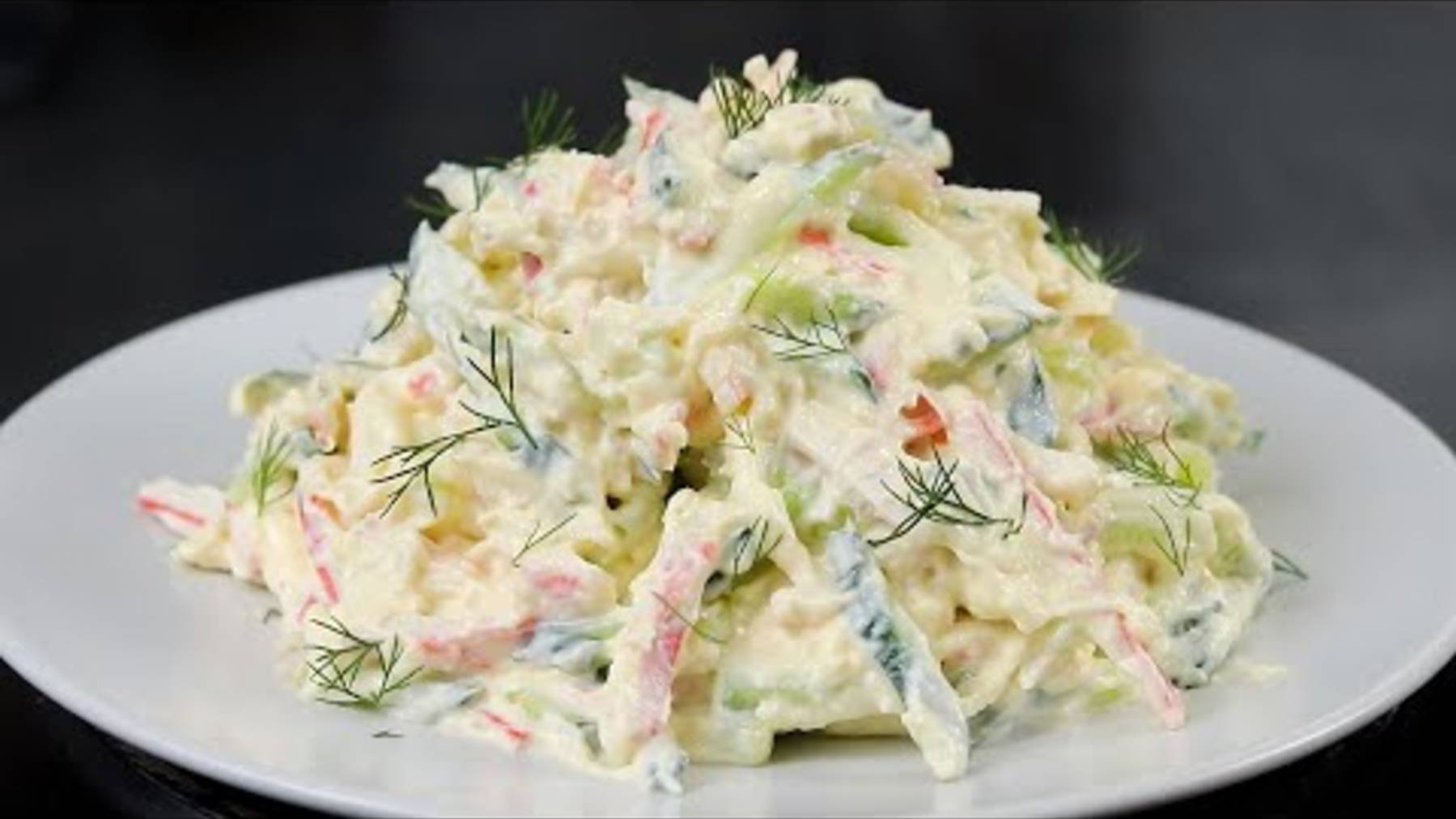 Как сделать вкусный салат с крабовыми палочками дома