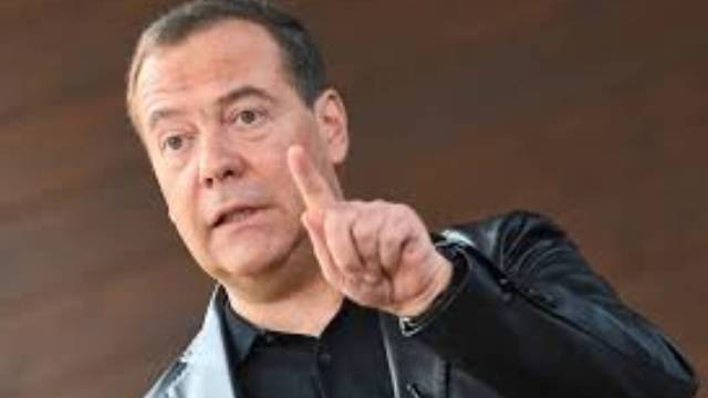 Дмитрий Медведев заявил, что противостояние на Ближнем Востоке отвлекает внимание США от Украины