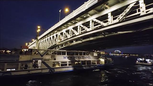 Как мы на кораблике по ночной Неве катались, да мостами разводными любовались