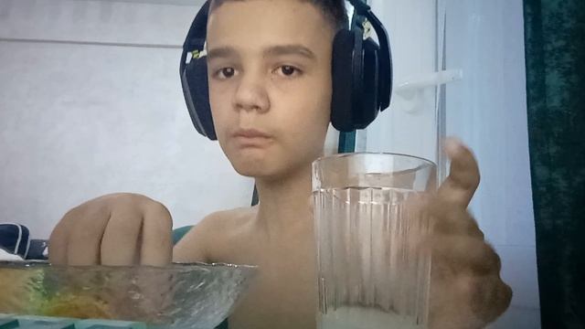 я ем чипсы и лимонад