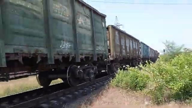 Тепловоз ЧМЭ3-6115 несется с грузовым составом + приветливой бригадой