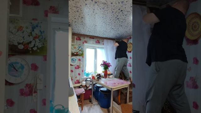 Уговорила нас Катя 🤣общими усилиями со Степой сделали 👍  #новыешторы #новыезанавески #шторынакухню