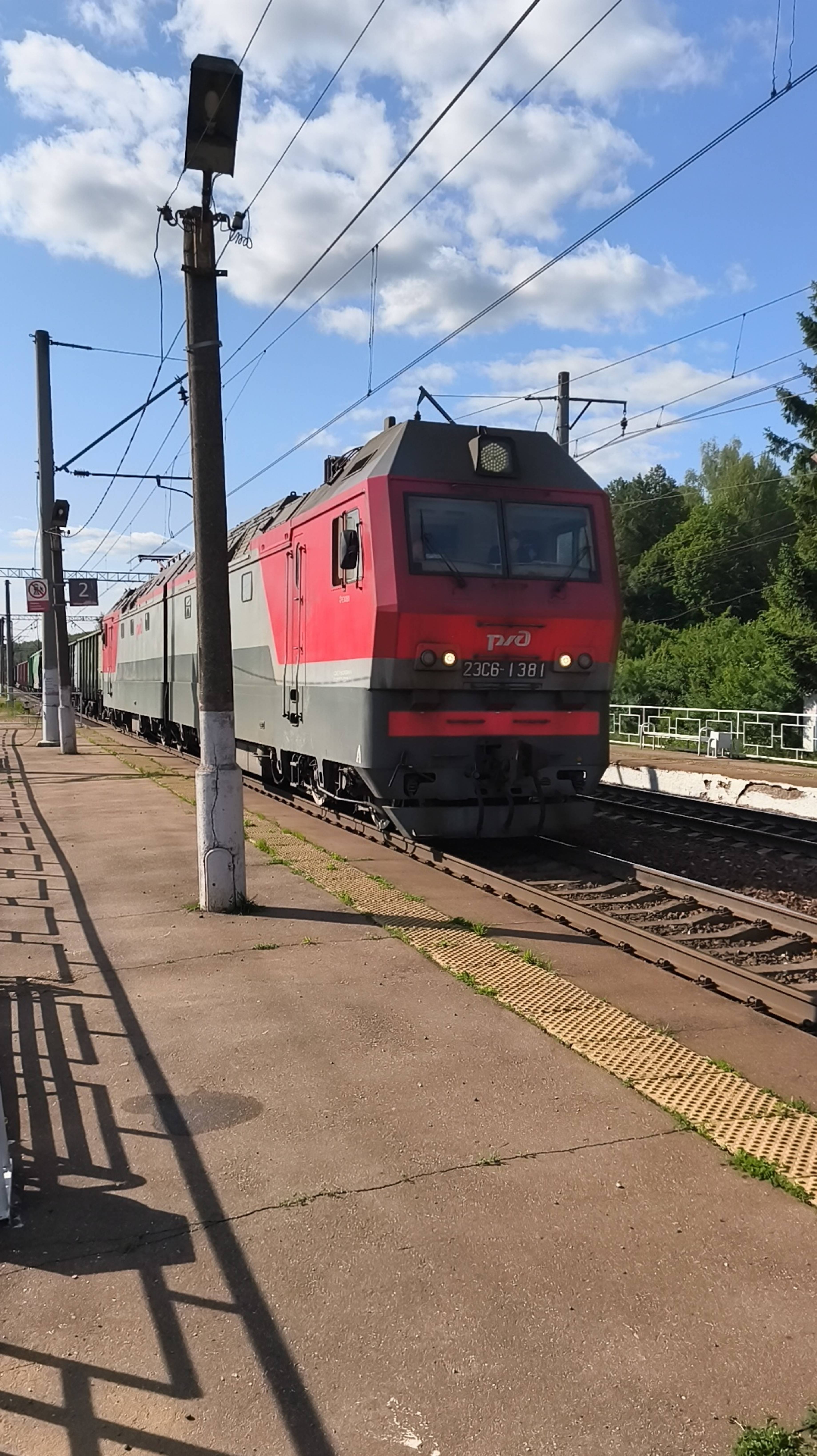 2ЭС6-1381 и приветливая локомотивная бригада, открытие сезона.