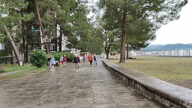 Пицунда сегодня, 21 июня 2025 года. Дождливое лето. Пляж пустой.