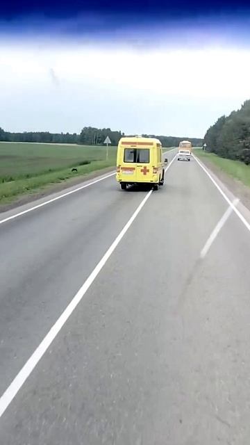 Нарушает ли правила скорая помощь