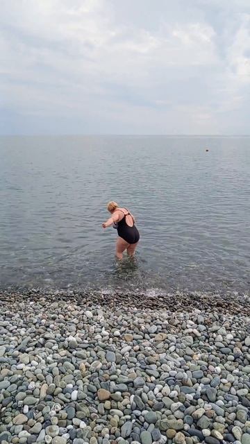 Танюшка заходит в море.