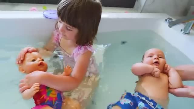 День с малышами Игры в бассейне