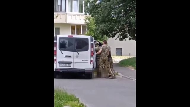 Айн-Цвай-Палицай_ Мордовороты из мясокомбината шерстят многоэтажки