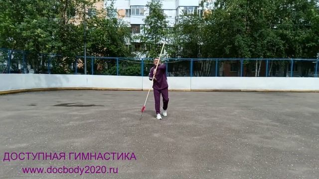 Разминка с копьём на спортплощадке (2)