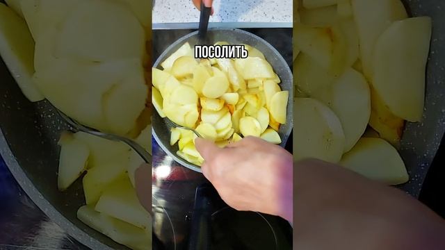 Картофель жареный со свининой.