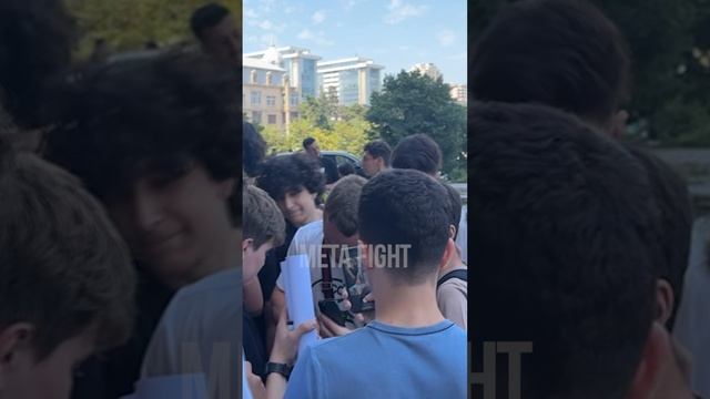 Белаз сфотографировался и раздал автографы болельщикам в Баку