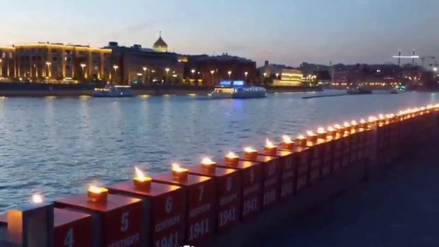 Акция "Линия памяти" началась на Крымской набережной в Москве. 🕯