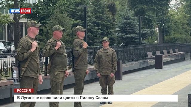В Луганске возложили цветы к Пилону Славы