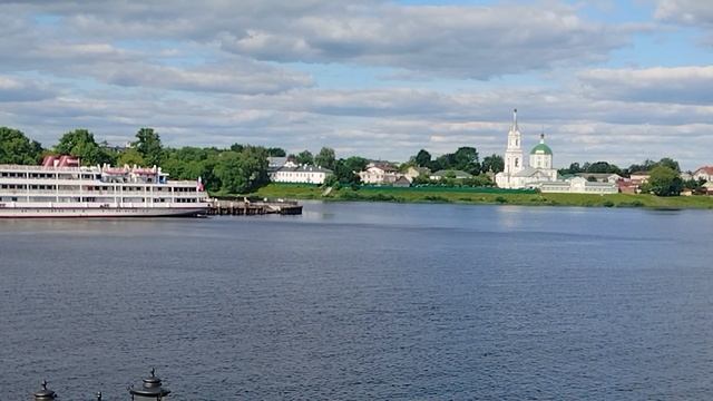Круизный лайнер "Феликс Дзержинский" на речном вокзале Твери.