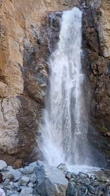 Верхний водопад Утукая: Мощь и красота Горного Алтая 🌊🏞️