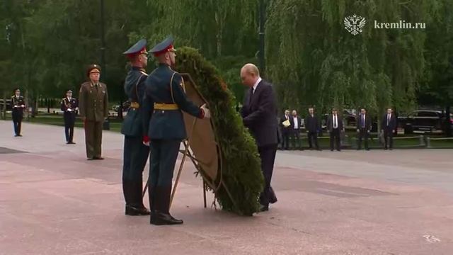 Владимир Путин возложил цветы к Могиле Неизвестного Солдата у стен Кремля