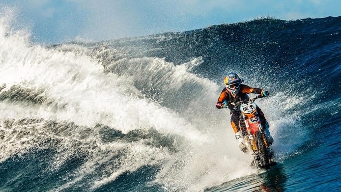 Гонки по воде на мотоцикле 🏍️