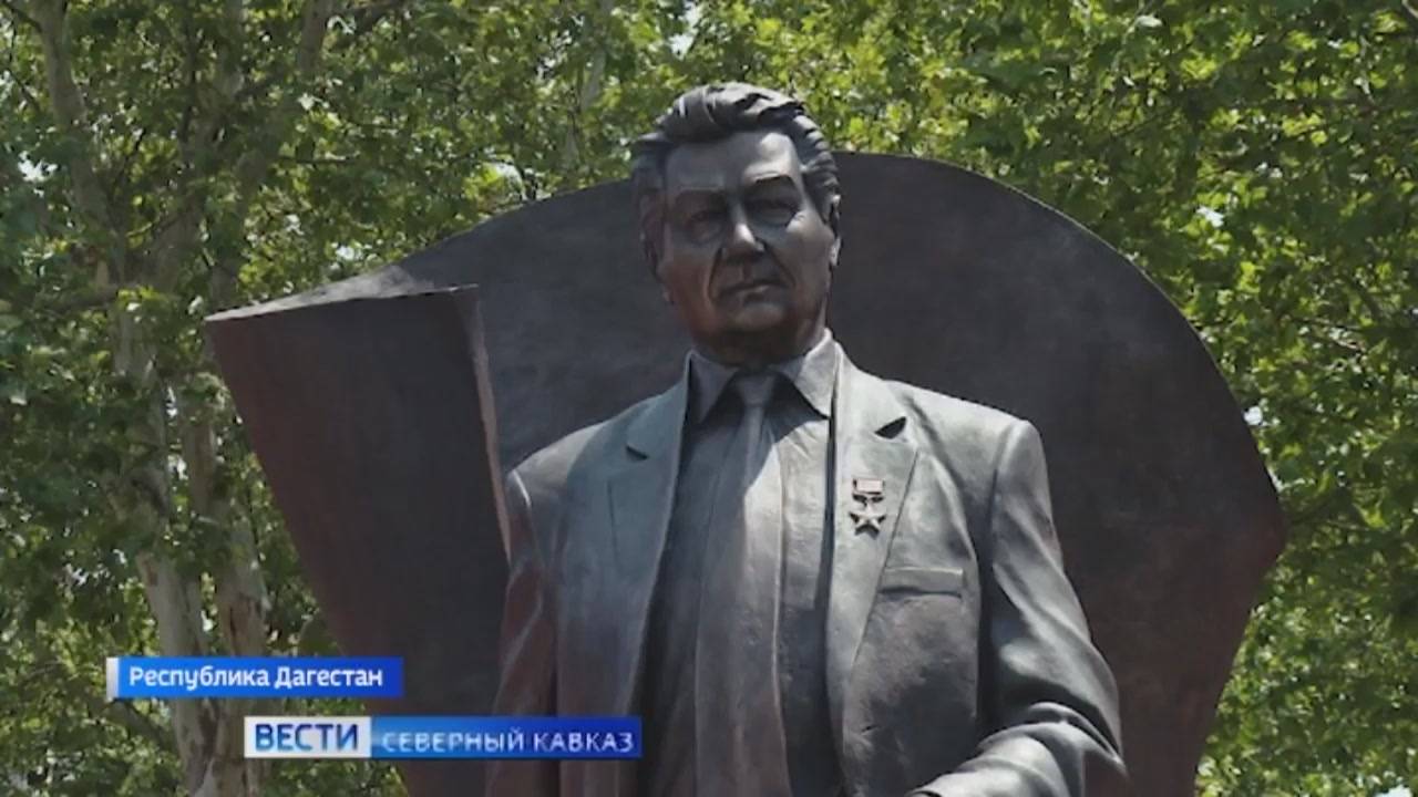 В Дагестане установили памятник председателю Госсовета Магомедали Магомедову