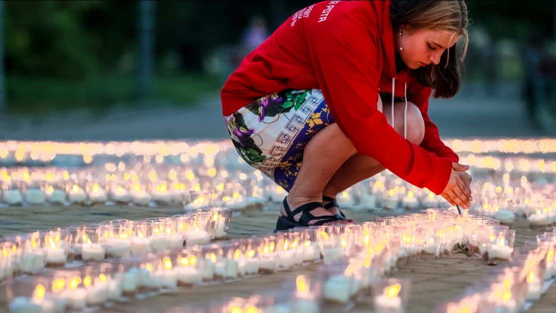 Тысячи свечей зажгли в ЛНР в День памяти и скорби