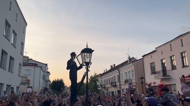 Впервые в Бресте. Фонарщик зажигает фонари