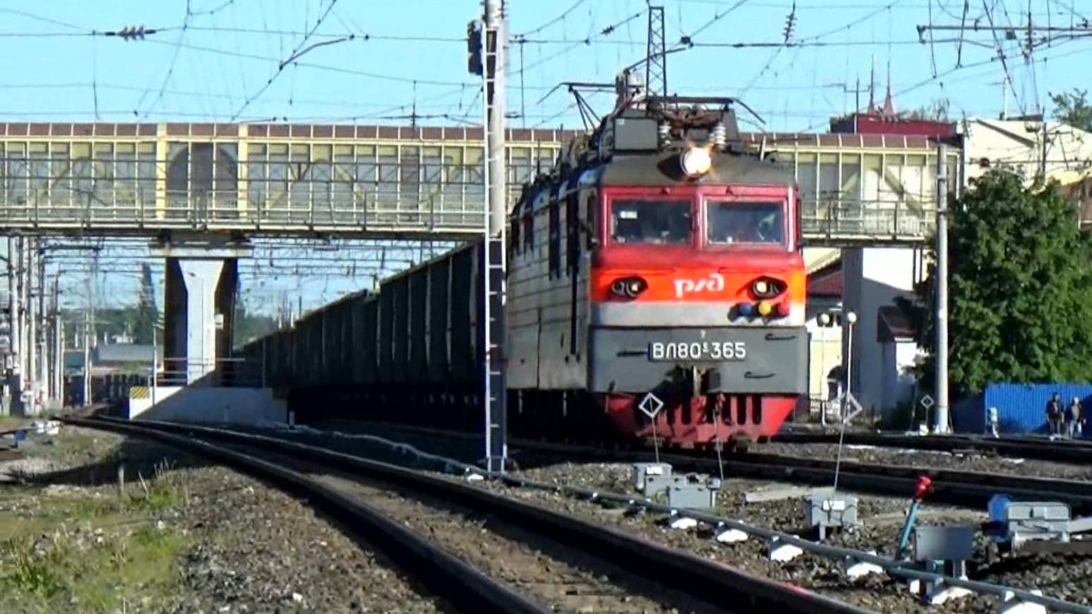 ВЛ80с-365 с грузовым составом. Станция Вязники