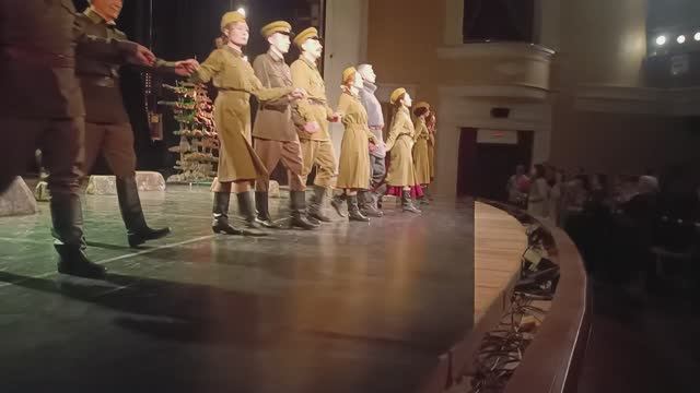 22.06.2025. Поклон на 10-м показе спектакля «А зори здесь тихие…» в День памяти и скорби