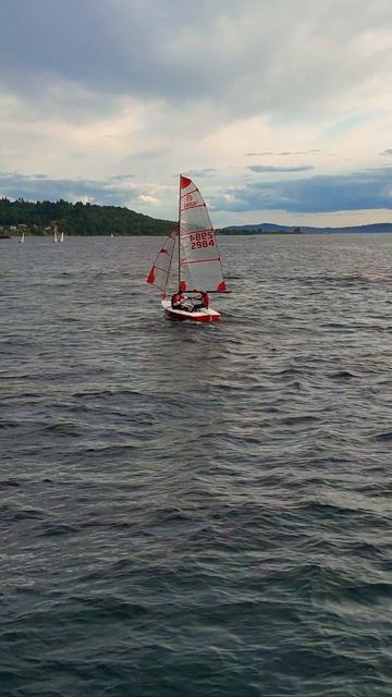 ⛵ Команда из двух — одна цель
Смотрите, как парусная лодка с экипажем из двух человек мчится