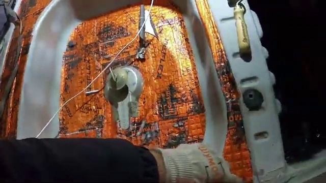 ШУМОИЗОЛЯЦИЯ КУЗОВА ВАЗ 2110 СВОИМИ РУКАМИ в ГАРАЖЕ ФИНАЛ часть 1