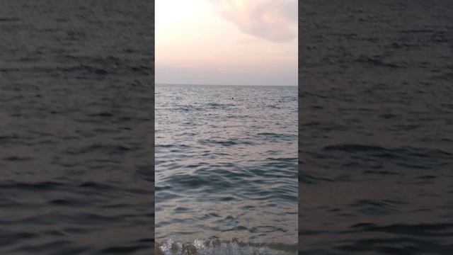 Красивый закат на Азовском море в станице Голубицкая