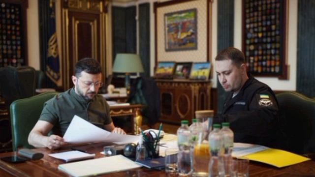 Зеленский после встречи с Будановым анонсировал новые удары по России.

"Видим основные болевые точк