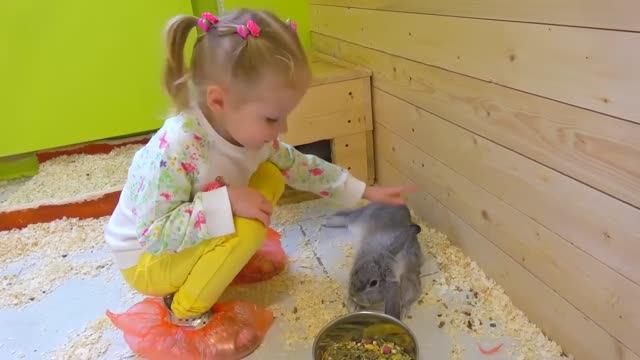 Настя_играет_на_необычной площадке для детей