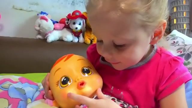 Настя_смотрит_мультики и показывает свои игрушки