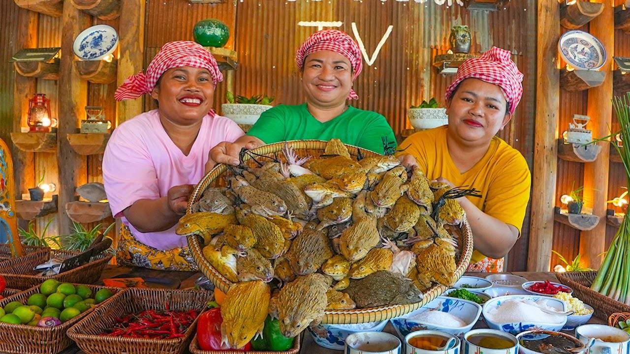 Лягушки Хрустящая жареная лягушачья кожа, мясо лягушки и рагу из лягушек.