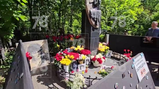 Цой-жив! С днём рождения, легенда!Сегодня на Богословском кладбище царит особая атмосфера