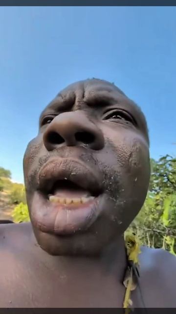 Шаба из африканского племени сломал очки просит новые