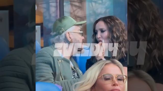 Ольга Бузова суёт пальцы в рот Филиппу Киркорову, а затем облизывает их