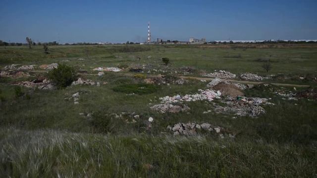 Свалка мусора на окраине Волгодонска...