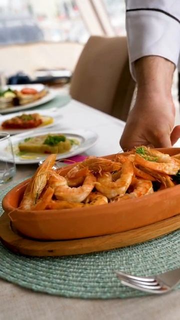 Прогулки на яхте с капитаном и питанием на борту - Gotoyacht!