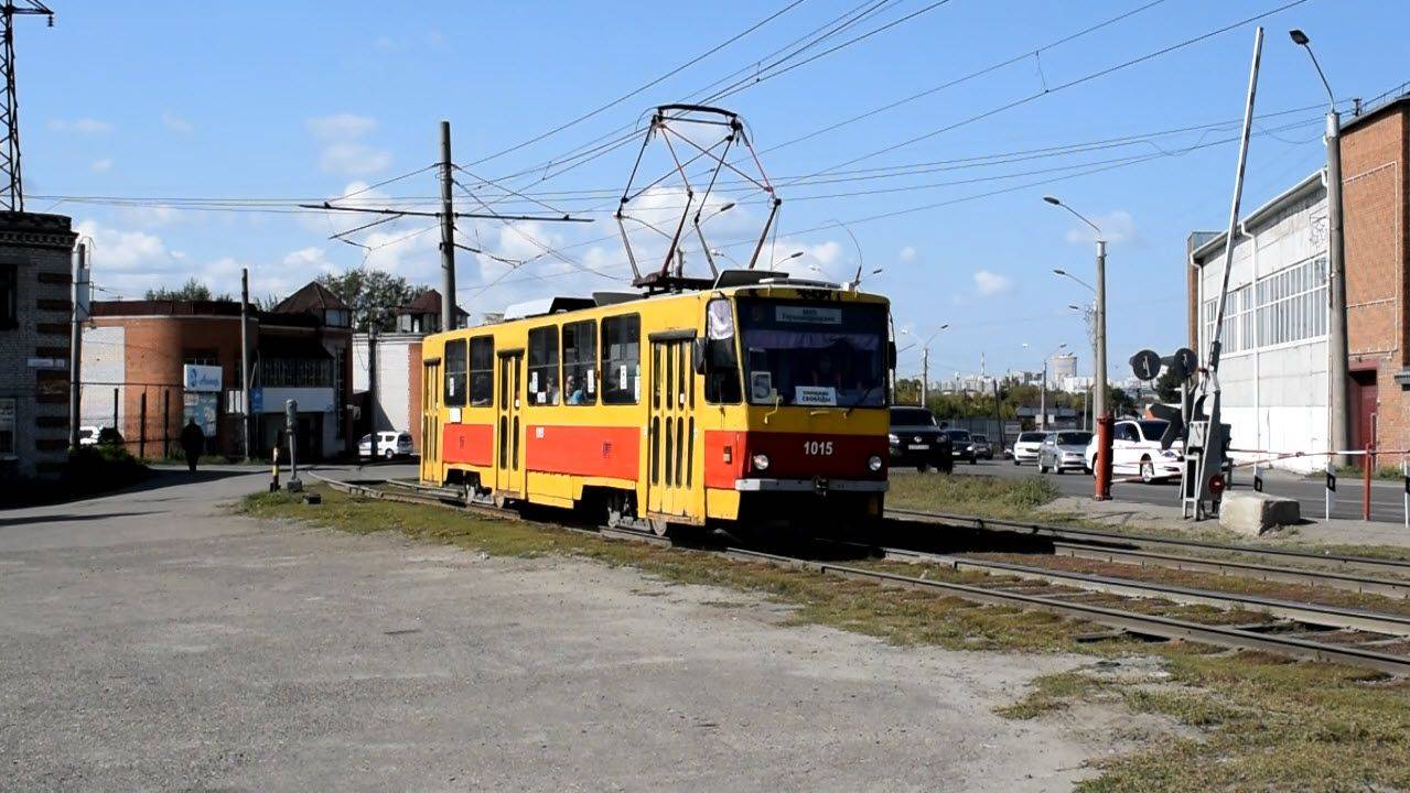 Трамвай Tatra T6B5SU-1015. Пересечение с жд-линией.