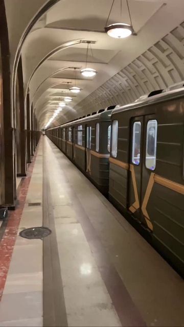 Метропоезд 81-717/714 Номерной отправляется со ст. Маяковская (2)