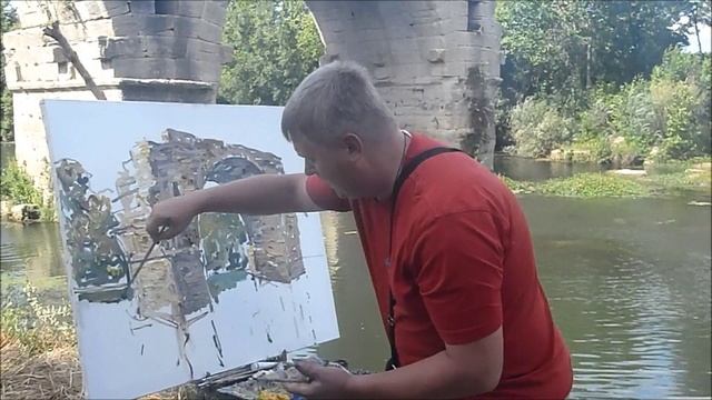Художник Федор Помелов пишет римский мост "Курбэ" на юге Франции. 10 июля 2014г.