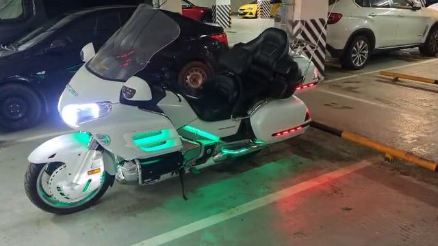 GL1800 inside
