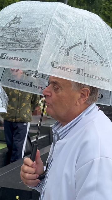 На могиле Жанны Фриске будут менять памятник . Отец певицы в откровенном интервью поделился деталями