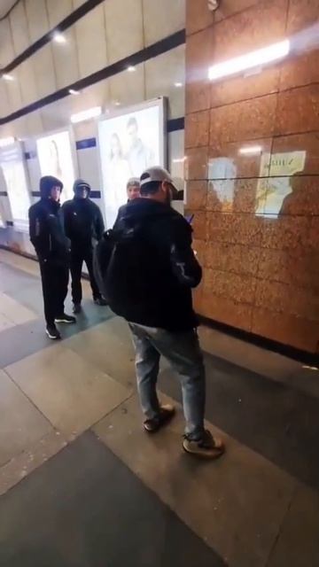 В ТРЦ облака мигранты педофил схватил 13 ти летнюю девочку за ягодицы. Слава Богу она вырвалась