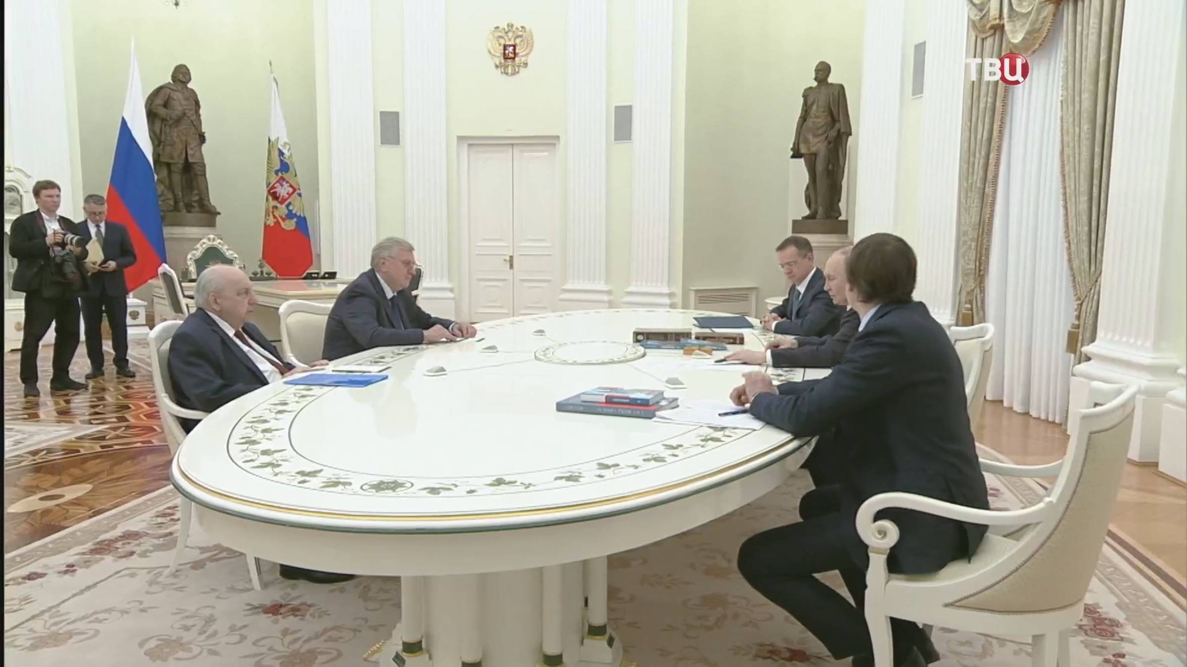 Путин призвал сохранить национальную память в новых учебниках истории / События на ТВЦ