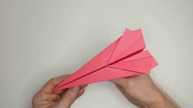 Как сделать бумажный самолетик, который далеко летит