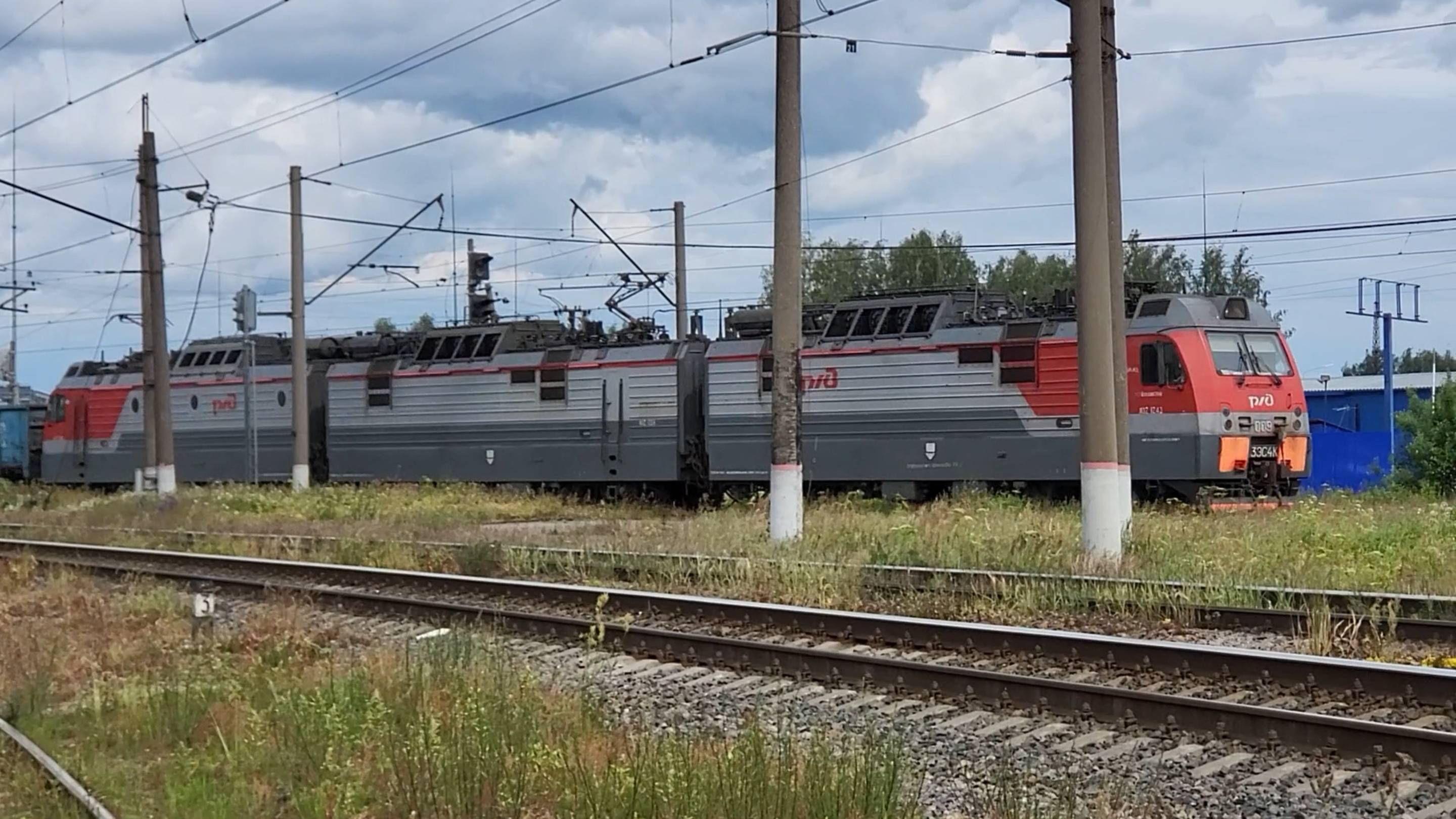 3ЭС4К "Дончак" с грузовым составом.