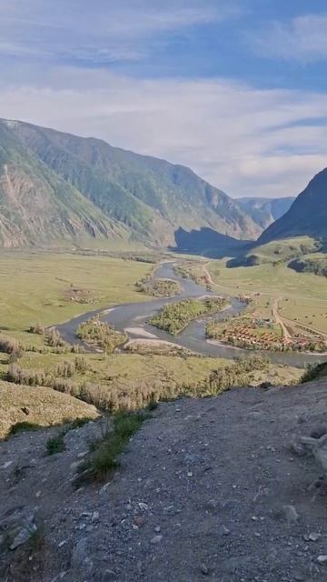 Возвращение с Каменных грибов: Вниз по тропинке с группой туристок 🌄🍄