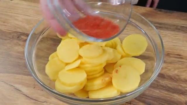 Рыба запечённая с картофелем в духовке. Простое и очень вкусное блюдо.